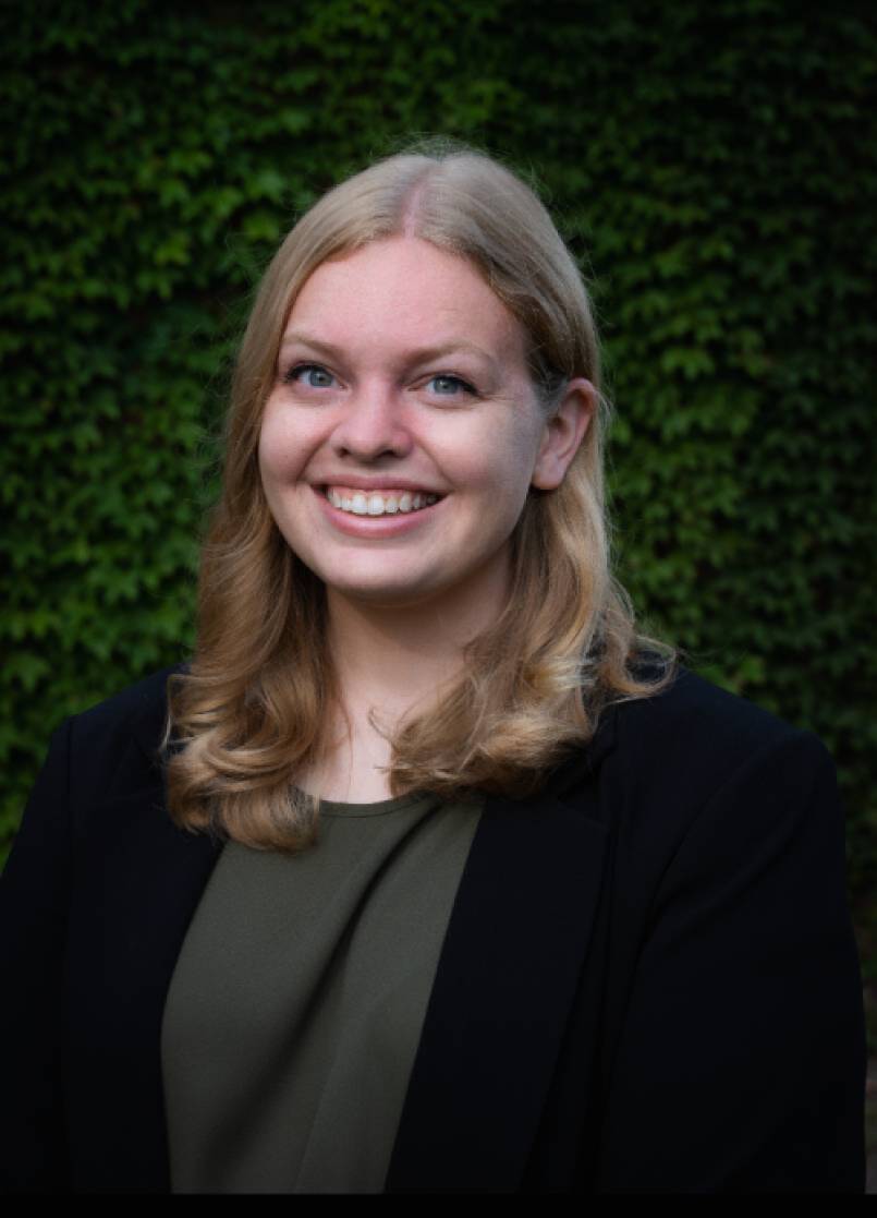 Caroline Murray Headshot